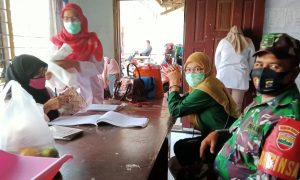 Babinsa Kelurahan Simpang Haru Dampingi Timkes untuk Lakukan Penimbangan dan Pemberian Vitamin kepada Anak Balita