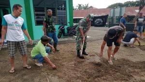 Kompak, Babinsa Kelurahan Simpang Haru dan Masyarakat Goro Bersihkan Halaman Musholla