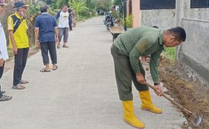Babinsa Serda Ridwan Kembali Gotong Royong Bersihkan Drainase di Kelurahan Kubu Dalam Parak Karakah