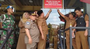 Tim Pemko Padang Pasangi Stiker Belum Lunasi Pajak Pada Salah Satu Hotel Berbintang