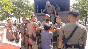 Satpol PP Diserang yang Lagi Lakukan Penertiban PKL di Pantai Padang