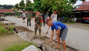 Antisipasi Banjir, Babinsa Simpang Haru Bersama Masyarakat Gotong Royong Bersihkan Saluran Air