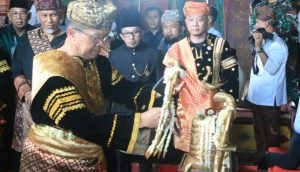 Disaksikan Gubernur Mahyeldi, Kapolda Sumbar Serahkan Benda Pusaka Raja-raja Minangkabau di Istana Basa Pagaruyung