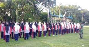 Babinsa Koramil 02/Padang Timur Berikan Materi Latihan PBB ke Siswa SMK N 2 Padang