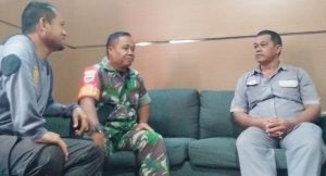 Tingkatkan Kerjasama Keamanan, Babinsa Serma Supirman Laksanakan Komsos dengan Security PLN Simpang Haru