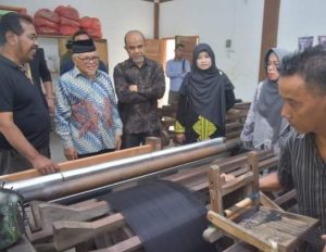 Wabup Aceh Tamiang, Melihat Proses Pembuatan Songket Silungkang.