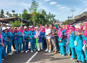 HUT Club’ Senam Butan Ceria, Wakil Ketua DPRD Aprinaldi Ikuti Gerak Jalan Sehat Berhadiah di Kampung Dalam