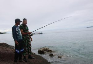 Di Penghujung Senja, Prajurit TNI Mancing Ikan bersama orang tua asuh.