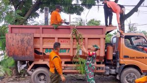 Babinsa Sawahan Bantu Petugas Kebersihan dari DLH Kota Padang