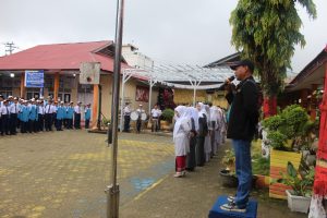 Ketua PRSI Kabupaten Dharmasraya Pimpin Upacara Bendera di SMPN 1 Pulau Punjung