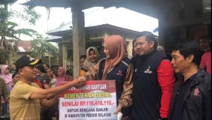 Salurkan Bantuan untuk Korban Banjir di Pessel, Camat Lengayang Apresiasi Respon Cepat Lisda Hendrajoni