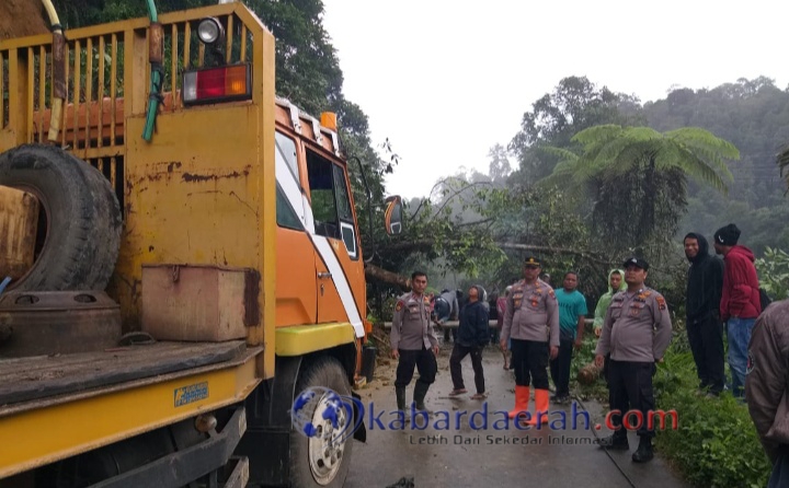 Curah Hujan Tinggi, Jalan Simpang Empat Talu Tertutup Material Longsor Dan Pohon Tumbang