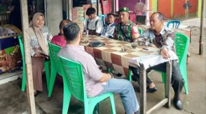 Babinsa Kelurahan Simpang Haru Laksanakan Komsos dengan Ketua RW 001