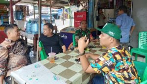 Komsos dengan Ketua RW 006, Babinsa Simpang Haru Minta Aktifkan Kembali Pos Siskamling