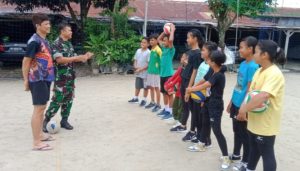 Babinsa Koramil 02/Padang Timur Berikan Motifasi dan Semangat kepada Anak yang Latihan Volly