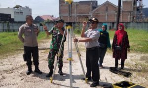 Bersama PUPR dan Aparat Kecamatan, Babinsa Kubu Marapalam Laksanakan Pengukuran Ulang Kantor Camat Padang Timur yang Baru