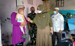 Babinsa Jati Dampingi Camat Padang Timur yang Berikan Bantuan untuk Balita Gizi Buruk