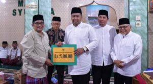 Wagub Sumbar Serahkan Bantuan Rp 25 Juta dan Al Quran untuk Masjid Syuhadah Sawahlunto