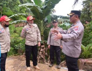 Kapolres Sawahlunto Beserta Jajarannya, Pasca Bencana Terjun Langsung  Membersihkan Material