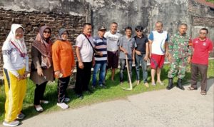 Babinsa Serda Ifra Joni Bersama Lurah Jati Baru dan Warga Bersihkan Gorong-Gorong di Jalan Jati III