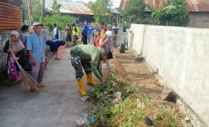 Babinsa Kubu Dalam Parak Karakah Bersama Warga Bersihkan Sampah Dipinggir Jalan