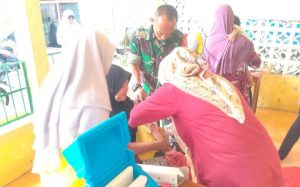 Cegah Stunting, Babinsa Jati Aktif Dampingi Petugas Kesehatan di Posyandu