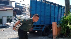 Babinsa Kubu Marapalam Salurkan Bantuan Pangan Cadangan Beras Pemerintah Tahap III