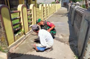 Bersama Perangkat Kelurahan, Babinsa Kubu Marapalam Ikuti Gotong Royong Pembuatan Betonisasi