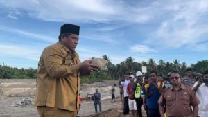 Bupati Suhatri Bur Letakkan Batu Pertama Pembangunan Cek Dam Batang Sungai Limau