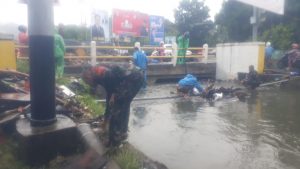 Curah Hujan Tinggi, Babinsa Jati Pantau Wilayah Binaan yang Terkena Banjir