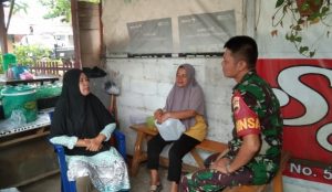 Babinsa Koramil 02/Padang Timur Komsos dengan Warga Binaan di Kelurahan Ganting Parak Gadang