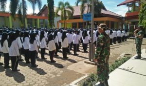 Tanamkan Disiplin, Babinsa Koramil 02/Padang Timur Berikan Latihan PBB Terhadap Siswa dan Siswi Baru SMKN 2 Padang
