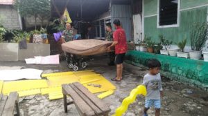 Pasca Banjir, Babinsa 02/Padang Timur Bantu Bersihkan Rumah Warga Binaan