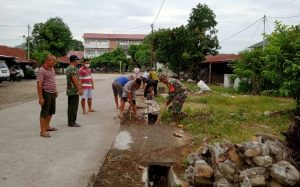 Gotong Royong Bersama Warga, Babinsa Simpang Haru : Tetap Jaga Kebersihan Lingkungan