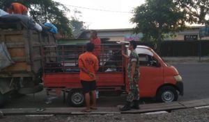Komsos dengan Petugas Kebersihan, Babinsa Koramil 02/Padang Timur Ingatkan Masyarakat Agar Buang Sampah Pada Tempatnya