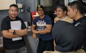 Tim Gabungan Sita Puluhan Botol Miras dan Segel Cafe Karaoke yang Tak Bayar Pajak