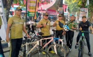 Sambut HUT RI ke 78, Babinsa Sawahan Timur Ikuti Sepeda Santai Keliling Kota Padang