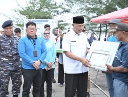 Gubernur Sumbar Siapkan Hadiah Umrah Bagi Nelayan Pengumpul Sampah Terbanyak di Pantai Padang