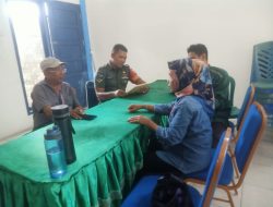Bahas Data Warga Penerima Bantuan Pangan, Babinsa Kubu Dalam Parak Karakah Komsos dengan Staf Kelurahan, LPM dan PSM