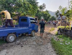 Warga  Koto Mudiak Batang Kapas Gotong Royong Perbaiki jalan Kabupaten