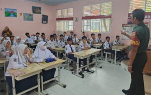 Rentan Terpengaruh Oleh Lingkungan, Babinsa Simpang Haru Berikan Arahan dan Bimbingan Siswa Siswi SMPN 30 Padang