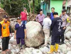 Kunjungi Daerah Dampak Banjir, Danny Ismaya Serahkan Bantuan