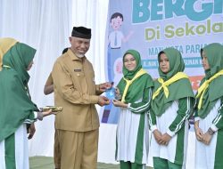 Terus Tekan Stunting dan Siapkan Generasi Indonesia Emas, Gubernur Mahyeldi Bagikan Tablet Penambah Darah bagi Pelajar di Piaman