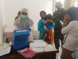 Dampingi Tenaga Kesehatan, Babinsa Kubu Dalam Parak Karakah Dukung Penuh Pelaksanaan Imunisasi Balita