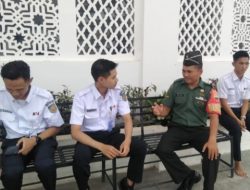 Babinsa Sawahan Komunikasi Sosial dengan Karyawan PT Kereta Api Indonesia