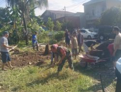 Peduli Lingkungan, Babinsa Jati Bersama Warga Laksanakan Gotong Royong Bersihkan Rumput Liar dan Sampah