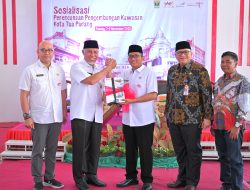 Gubernur Mahyeldi Serahkan Masterplan Pengembangan Kawasan Kota Tua Padang kepada Wako Hendri Septa