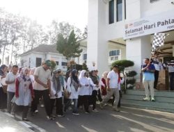 Sekda Yota Balad Lepas Kegiatan Jalan Santai Hari Guru Nasional dan HUT PGRI