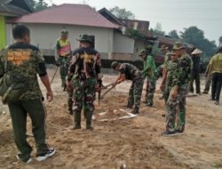 Babinsa Koramil 02/Padang Timur Ikut Serta Gotong Royong Buka Lahan untuk Ketahanan Pangan