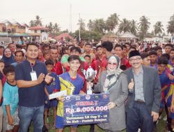 Anggota DPR RI Lisda Hendrajoni  Serahkan Hadiah Juara Lengayang Bersatu Cup U-18.